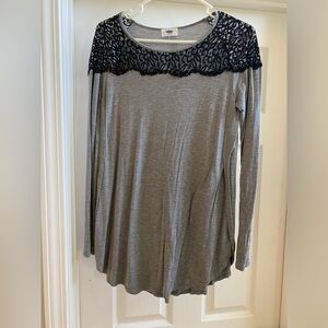 Old Navy lace shoulder long sleeve tunic top